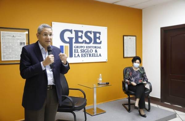 Eduardo Quirós, presidente de GESE, junto a la profesora López. Eduardo Quirós, presidente de GESE, junto a la profesora López.