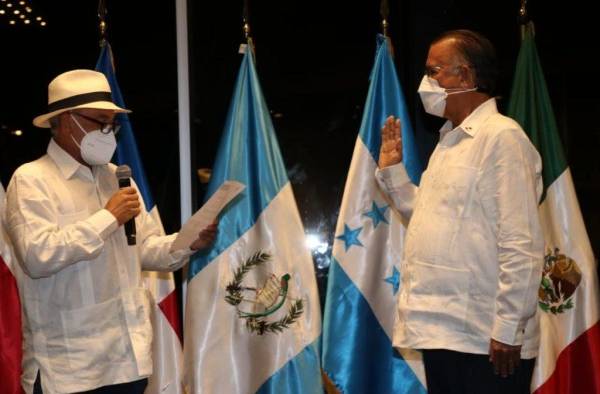 Juramentan al ministro de Desarrollo Agropecuario, Augusto Valderrama, como nuevo presidente de Cirsa. Juramentan al ministro de Desarrollo Agropecuario, Augusto Valderrama, como nuevo presidente de Cirsa.