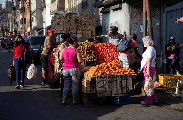 Vista de una venta de alimentos en una calle de Caracas, Venezuela. Vista de una venta de alimentos en una calle de Caracas, Venezuela.