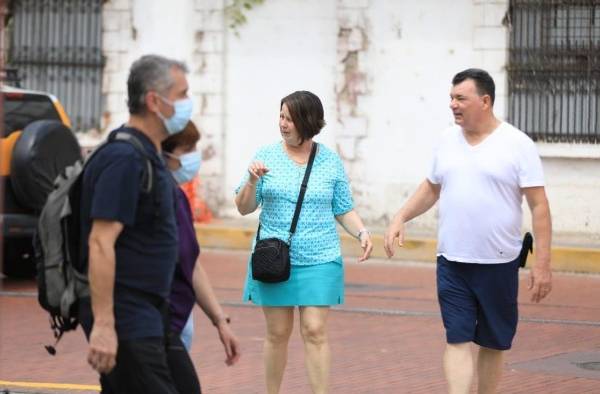 Un grupo de turistas pasean sin mascarilla en un espacio público de la Ciudad de Panamá Un grupo de turistas pasean sin mascarilla en un espacio público de la Ciudad de Panamá