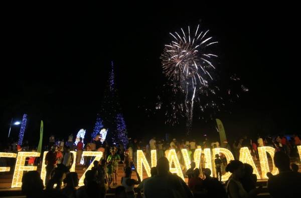 Los asistentes a los diversos parques y a la Cinta Costera 2, disfrutaron escuchando villancicos en medio de un acto cultural que concluyó con fuegos artificiales. Los asistentes a los diversos parques y a la Cinta Costera 2, disfrutaron escuchando villancicos en medio de un acto cultural que concluyó con fuegos artificiales.