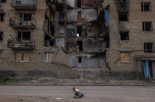 Un niño transita por una zona de guerra en Ucrania Un niño transita por una zona de guerra en Ucrania