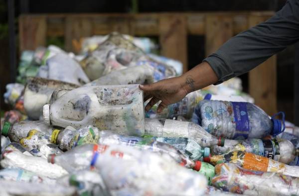 Salvador Salas estiba botellas llenas de plástico reciclable, el 9 de septiembre de 2022, en Ciudad de Panamá Salvador Salas estiba botellas llenas de plástico reciclable, el 9 de septiembre de 2022, en Ciudad de Panamá