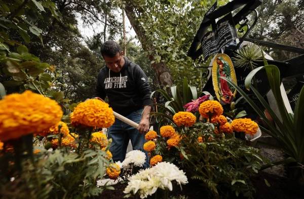 Cientos de personas acuden al Panteón de Xilotepec en la alcaldía de Xochimilco, Ciudad de México, para limpiar y adornar las tumbas de sus difuntos y recibirlos en el Día de Muertos. Cientos de personas acuden al Panteón de Xilotepec en la alcaldía de Xochimilco, Ciudad de México, para limpiar y adornar las tumbas de sus difuntos y recibirlos en el Día de Muertos.