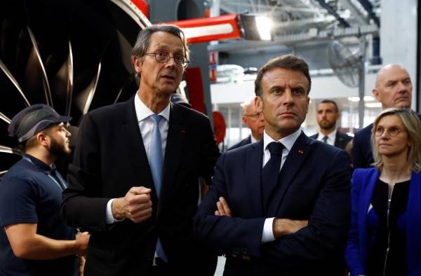 El presidente francés Emmanuel Macron (C-R) visita el sitio de Safran Aircraft Engines. El presidente francés Emmanuel Macron (C-R) visita el sitio de Safran Aircraft Engines.