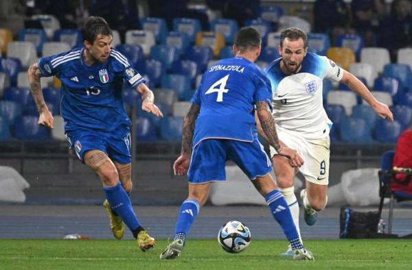 El delantero Harry Kane (d.) durante el partido ante Italia. El delantero Harry Kane (d.) durante el partido ante Italia.
