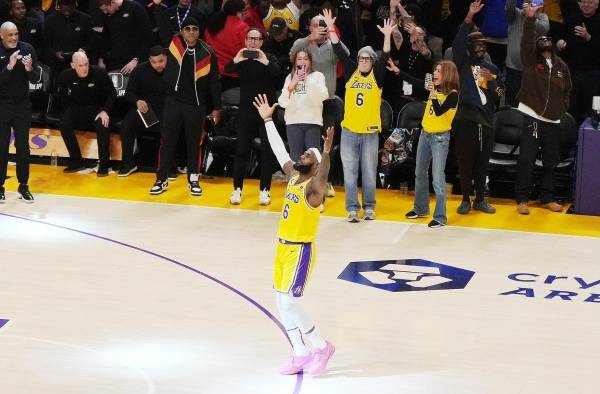El jugador LeBron James. El jugador LeBron James.