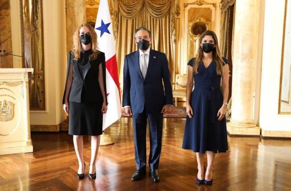 En la ceremonia el presidente Laurentino Cortizo Cohen estuvo acompañado por la canciller panameña Erika Mouynes. En la ceremonia el presidente Laurentino Cortizo Cohen estuvo acompañado por la canciller panameña Erika Mouynes.