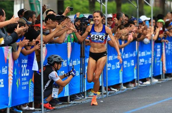 Joselyn Brea de Venezuela celebra al ganar la medalla de oro hoy, en la media maratón durante los Juegos Centroamericanos y del Caribe en San Salvador (El Salvador). Joselyn Brea de Venezuela celebra al ganar la medalla de oro hoy, en la media maratón durante los Juegos Centroamericanos y del Caribe en San Salvador (El Salvador).