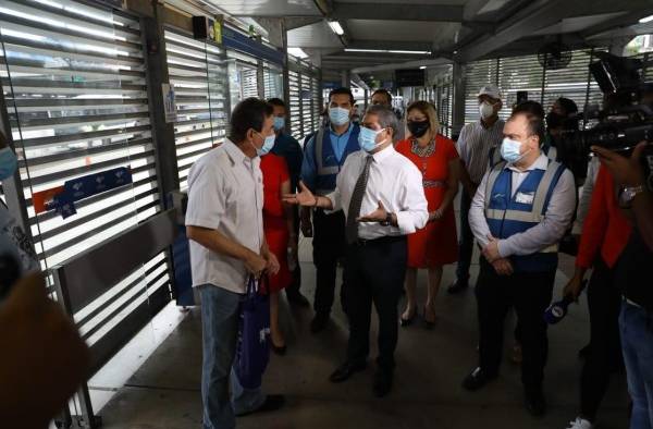 El ministro de Salud Luis Sucre instó a no bajar la guardia frente a la covid-19 y seguir los protocolos de seguridad social. El ministro de Salud Luis Sucre instó a no bajar la guardia frente a la covid-19 y seguir los protocolos de seguridad social.