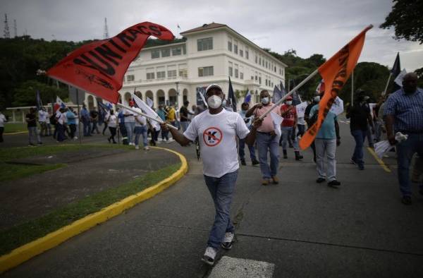 Diferentes gremios sindicales y trabajadores del Canal de Panamá protestan hoy frente al edificio de la Administración del Canal de Panamá (ACP), en Ciudad de Panamá (Panamá). Diferentes gremios sindicales y trabajadores del Canal de Panamá protestan hoy frente al edificio de la Administración del Canal de Panamá (ACP), en Ciudad de Panamá (Panamá).