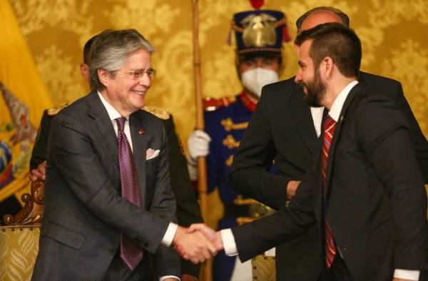 El presidente de Ecuador, Guillermo Lasso (i) y el ministro ecuatoriano de Economía y Finanzas, Pablo Arosemena (d). El presidente de Ecuador, Guillermo Lasso (i) y el ministro ecuatoriano de Economía y Finanzas, Pablo Arosemena (d).