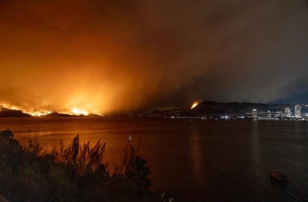 Al menos 19,000 personas han sido evacuadas de Yellowknife en las últimas 48 horas. Al menos 19,000 personas han sido evacuadas de Yellowknife en las últimas 48 horas.