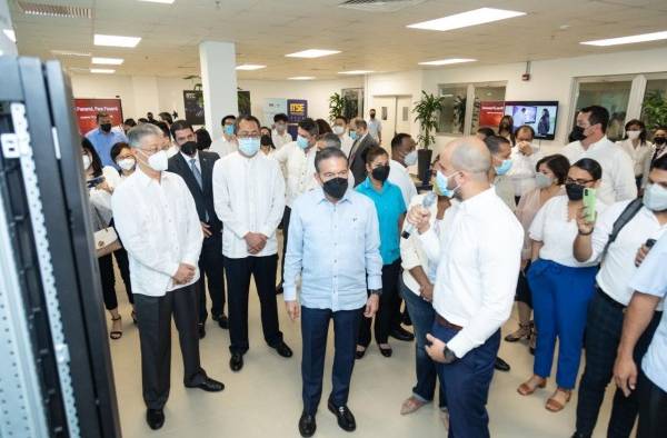 La inauguración del laboratorio tecnológico se realizó en el marco del cuarto aniversario del ITSE y contó con la asistencia de representantes del gobierno panameño, de la empresa Huawei y de la embajada China. La inauguración del laboratorio tecnológico se realizó en el marco del cuarto aniversario del ITSE y contó con la asistencia de representantes del gobierno panameño, de la empresa Huawei y de la embajada China.