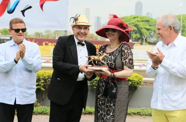 Allan Baitel entrega el trofeo a Ermitas Pérez, en representación del Fair Grounds Stable. Allan Baitel entrega el trofeo a Ermitas Pérez, en representación del Fair Grounds Stable.