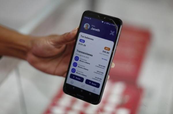 Una mujer muestra su listado de transacciones en bitcoin, el 6 de septiembre de 2023, en el centro de San Salvador (El Salvador) Una mujer muestra su listado de transacciones en bitcoin, el 6 de septiembre de 2023, en el centro de San Salvador (El Salvador)