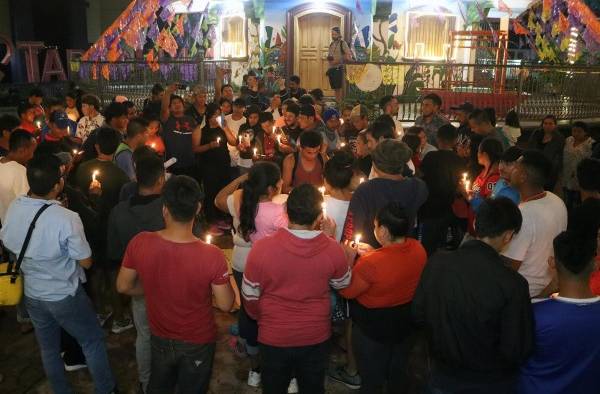 Migrantes realizan una vigilia en solidaridad con las victimas del huracán Otis, en la madrugada de hoy, en Tapachula (México). Migrantes realizan una vigilia en solidaridad con las victimas del huracán Otis, en la madrugada de hoy, en Tapachula (México).
