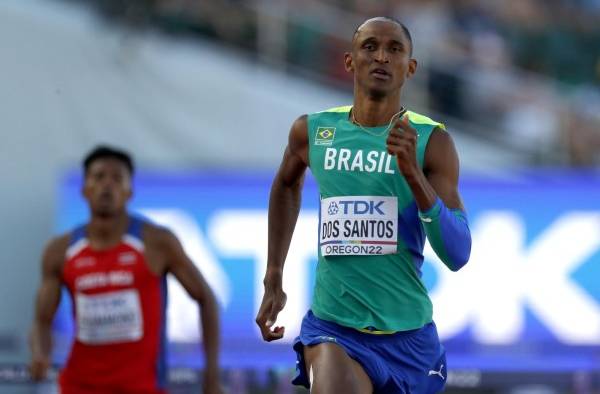 Fotografía de archivo, tomada el pasado 17 de julio, en la que se registró al atleta brasileño Alison dos Santos Fotografía de archivo, tomada el pasado 17 de julio, en la que se registró al atleta brasileño Alison dos Santos