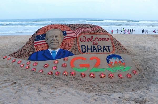 Imagen de una escultura de arena creada por el artista indio Sudarsan Pattnaik que representa la visita del presidente estadounidense Joe Biden a la India. Imagen de una escultura de arena creada por el artista indio Sudarsan Pattnaik que representa la visita del presidente estadounidense Joe Biden a la India.