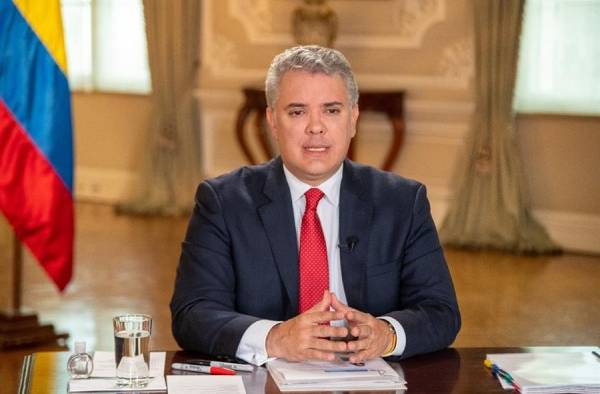 El presidente de Colombia, Iván Duque, salió al paso de la medida del Supremo poniendo en cuestión la decisión de la Justicia contra el que fuera su mentor político. El presidente de Colombia, Iván Duque, salió al paso de la medida del Supremo poniendo en cuestión la decisión de la Justicia contra el que fuera su mentor político.