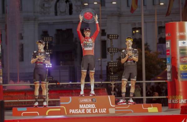 Los ciclistas del Jumbo Visma, el estadounidense Sepp Kuss (c), el danés Jonas Vingegaard (i) y el esloveno Primoz Roglic Los ciclistas del Jumbo Visma, el estadounidense Sepp Kuss (c), el danés Jonas Vingegaard (i) y el esloveno Primoz Roglic