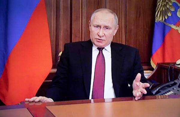 Imagen de archivo de una pantalla mostrando al presidente ruso, Vladimir Putin, hablando durante un discurso televisado, en Moscú, Rusia.