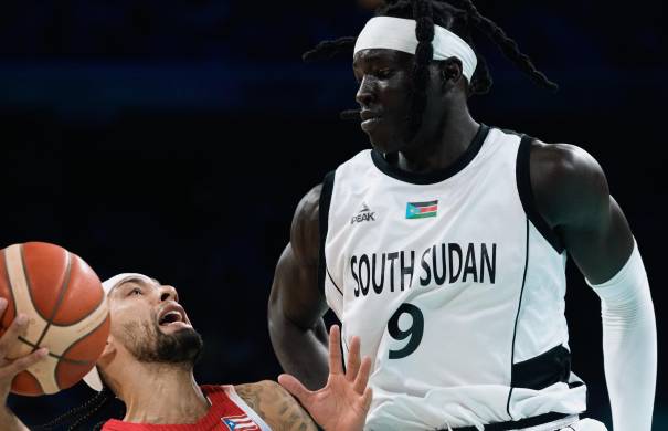 Stephen Thompson Jr. de Puerto Rico, y Wenyen Gabriel, de Sudán del Sur, durante el partido de este domingo. Stephen Thompson Jr. de Puerto Rico, y Wenyen Gabriel, de Sudán del Sur, durante el partido de este domingo.