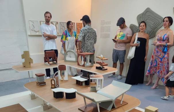 ‘Beautiful City’ presenta 27 piezas en madera y metal que la artista concibe como abstracciones de elementos reales de la ciudad. ‘Beautiful City’ presenta 27 piezas en madera y metal que la artista concibe como abstracciones de elementos reales de la ciudad.