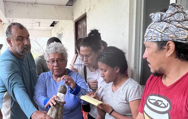 La Dra. Venegas enseña a los estudiantes a tomar los datos para el estudio de los cocodrilos que capturan.