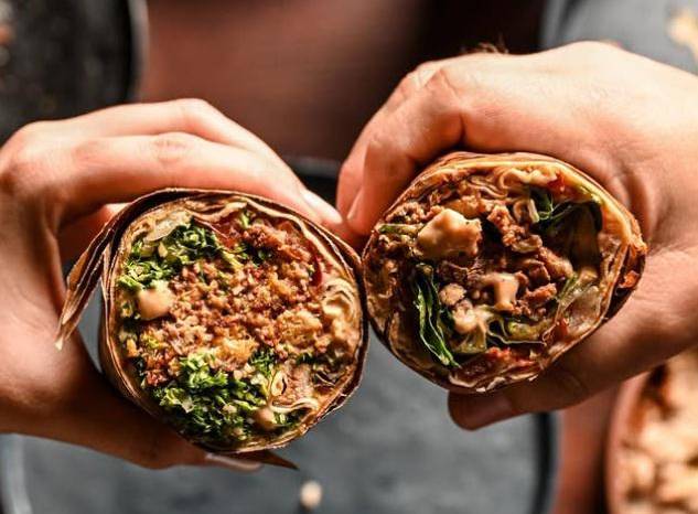 Xawarma Guys rinde homenaje a la gastronomía árabe y sus diferentes regiones, entre ellas la siria y libanesa. Xawarma Guys rinde homenaje a la gastronomía árabe y sus diferentes regiones, entre ellas la siria y libanesa.