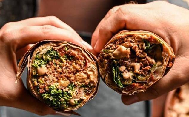 Xawarma Guys rinde homenaje a la gastronomía árabe y sus diferentes regiones, entre ellas la siria y libanesa. Xawarma Guys rinde homenaje a la gastronomía árabe y sus diferentes regiones, entre ellas la siria y libanesa.