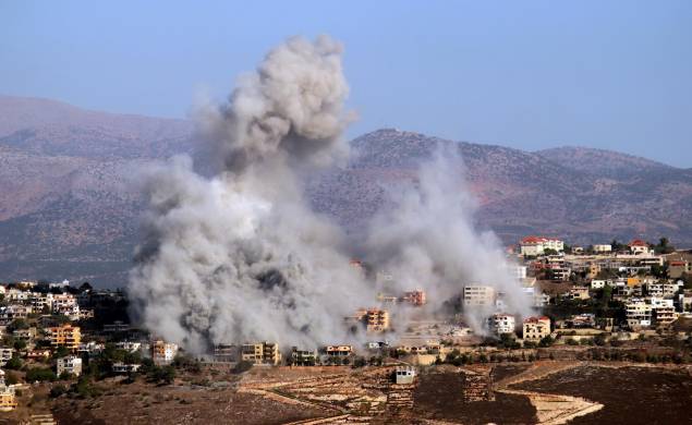 Columna de humo tras un ataque aéreo israelí sobre la villa de Khiam, cerca de la frontera con Israel, en el sur del Líbano. Columna de humo tras un ataque aéreo israelí sobre la villa de Khiam, cerca de la frontera con Israel, en el sur del Líbano.