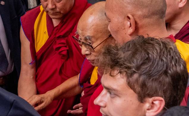 China, que anexó el Tíbet en 1950, criticó la visita a través de su embajada en India. China, que anexó el Tíbet en 1950, criticó la visita a través de su embajada en India.