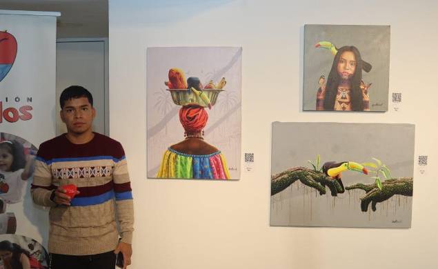 Jonathan Rodríguez junto a sus obras Jonathan Rodríguez junto a sus obras