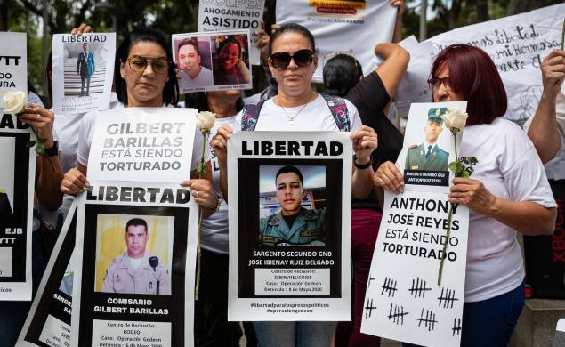 Fotografía del 18 de julio de 2024 de personas durante una protesta frente al Ministerio Público para exigir la liberación de presuntos presos políticos, en Caracas. Fotografía del 18 de julio de 2024 de personas durante una protesta frente al Ministerio Público para exigir la liberación de presuntos presos políticos, en Caracas.