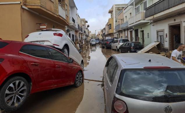 Vista general de una de las calles de La Alcudia tras las inundaciones provocadas por las intensas lluvias de la fuerte dana que afecta especialmente el sur y el este de la península ibérica. Vista general de una de las calles de La Alcudia tras las inundaciones provocadas por las intensas lluvias de la fuerte dana que afecta especialmente el sur y el este de la península ibérica.