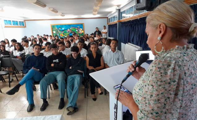 La periodista María Teresa Patiño presenta el libro en el colegio San Agustín de David. La periodista María Teresa Patiño presenta el libro en el colegio San Agustín de David.