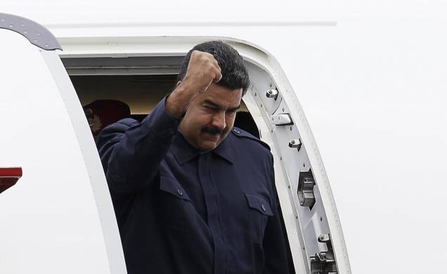 Fotografía de archivo del presidente de Venezuela, Nicolás Maduro, mientras desciende del avión presidencial a su llegada el 10 de abril de 2015, al aeropuerto Panamá Pacífico, previo a su participación en la VII Cumbre de jefes de Estado y de Gobierno de las Américas, en Panamá. Fotografía de archivo del presidente de Venezuela, Nicolás Maduro, mientras desciende del avión presidencial a su llegada el 10 de abril de 2015, al aeropuerto Panamá Pacífico, previo a su participación en la VII Cumbre de jefes de Estado y de Gobierno de las Américas, en Panamá.