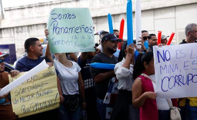 Trabajadores de la mina efectuaron un piqueteo frente al Ministerio de Comercio Trabajadores de la mina efectuaron un piqueteo frente al Ministerio de Comercio