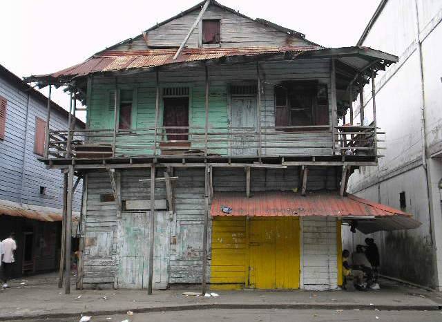 Edificios en la ciudad de Colón. Edificios en la ciudad de Colón.