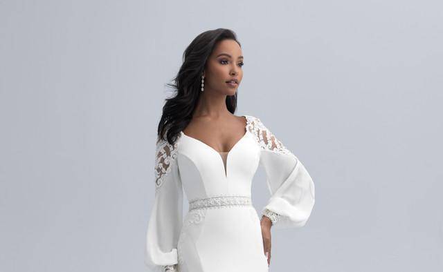 Inspirado en la confianza y el sentido del estilo de la princesa Jasmine, este vestido presenta mangas con puños de cuentas con paneles transparentes y apliques de encaje de lentejuelas en la cola transparente. Inspirado en la confianza y el sentido del estilo de la princesa Jasmine, este vestido presenta mangas con puños de cuentas con paneles transparentes y apliques de encaje de lentejuelas en la cola transparente.
