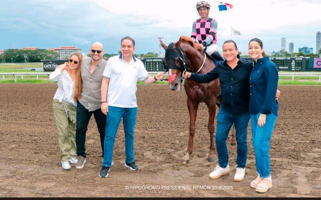 Zafiro es recibido en el círculo de ganadores por sus propietarios Carlos Amoui y Manuel Grimaldo e invitados especiales. Zafiro es recibido en el círculo de ganadores por sus propietarios Carlos Amoui y Manuel Grimaldo e invitados especiales.