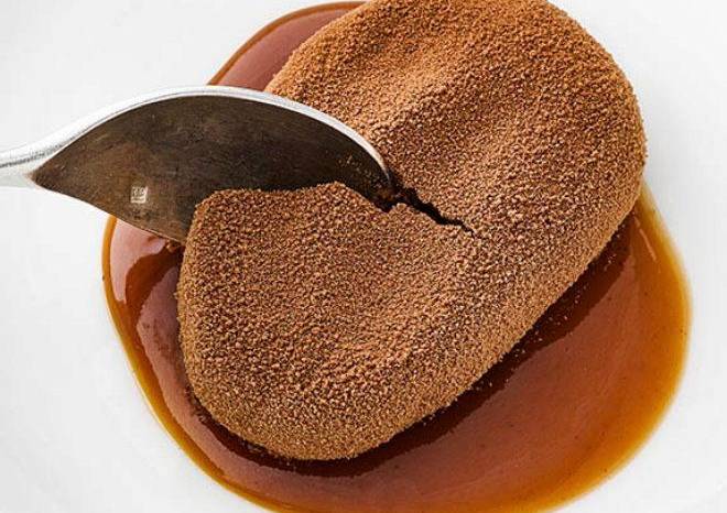 Para Roca, el chocolate “es una forma de dar a conocer las historias de los productores como los responsables de una valiosa creación”. Para Roca, el chocolate “es una forma de dar a conocer las historias de los productores como los responsables de una valiosa creación”.