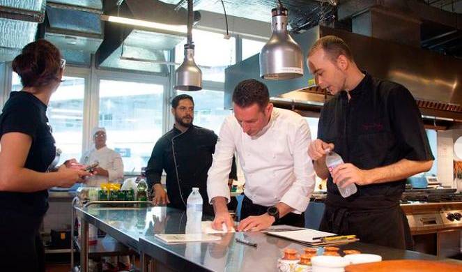 Los chefs y el personal de apoyo durante los preparativos.