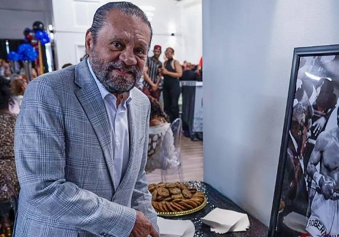 Roberto Durán festeja con sus seres queridos. Roberto Durán festeja con sus seres queridos.