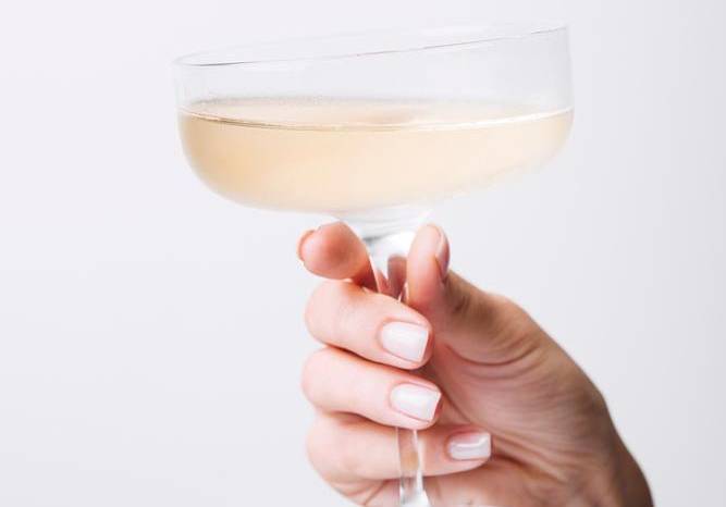 Use sus copas de vino blanco para brindar por el nuevo año Use sus copas de vino blanco para brindar por el nuevo año
