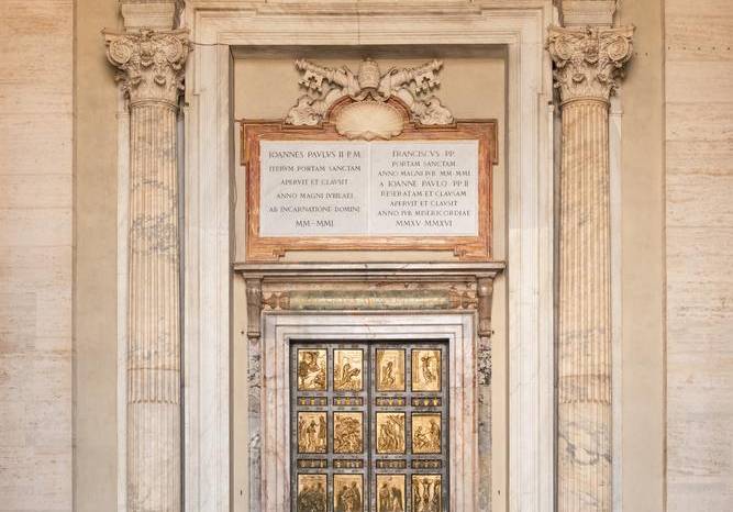 Puerta Santa de la Basílica de San Pedro, cerrada desde 2015. Puerta Santa de la Basílica de San Pedro, cerrada desde 2015.