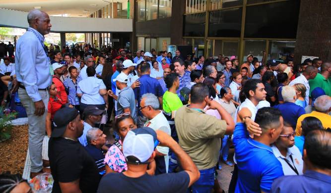 Decenas de funcionarios esperan para recibir su cheque en el edificio Hatillo. Decenas de funcionarios esperan para recibir su cheque en el edificio Hatillo.