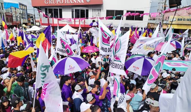 En el lugar se vive un ambiente de carnaval.