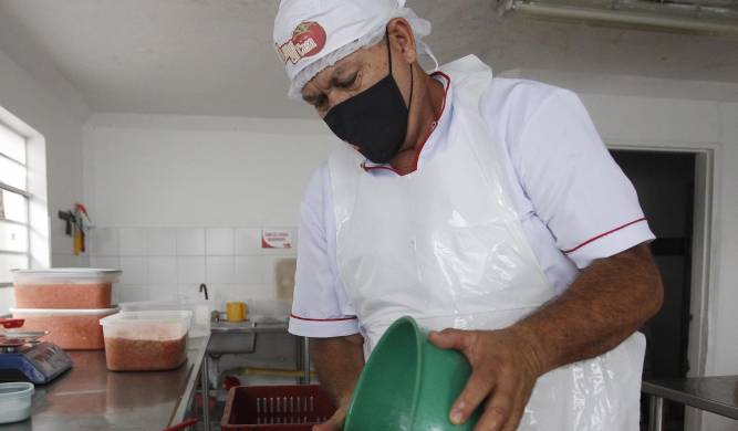 Fotografía de archivo de un trabajador de una empresa de aliños en Medellín (Colombia). Fotografía de archivo de un trabajador de una empresa de aliños en Medellín (Colombia).